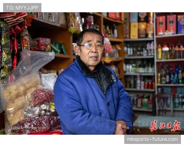 杨力维饮料堆成小山，训练场外像开了小卖部？